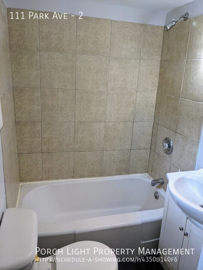 Building Photo - 2 Bedroom Renovated Unit in Duplex with Pr...