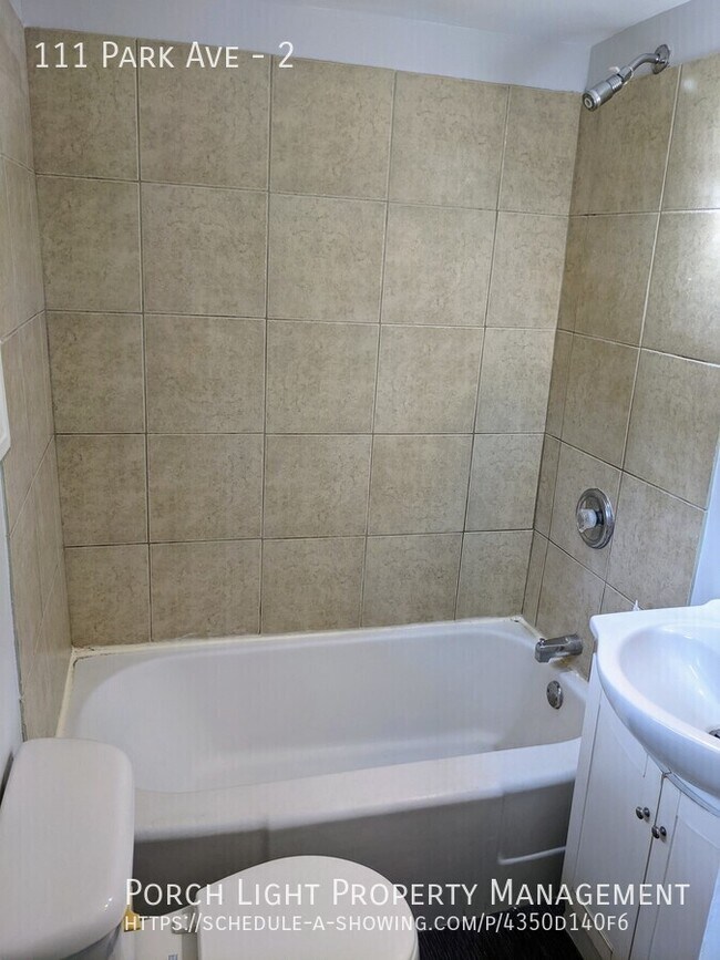 Photo du bâtiment - 2 Bedroom Renovated Unit in Duplex with Pr...
