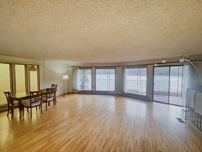 Foto del edificio - One-Bedroom, One-Bathroom Waterfront Home for Rent – $2,800/month