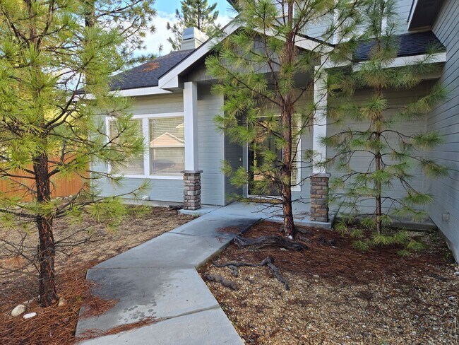 Building Photo - Mountain Retreat – 3 Bed 2.5 Bath Home on 1 Acre - only 40 min to Boise!