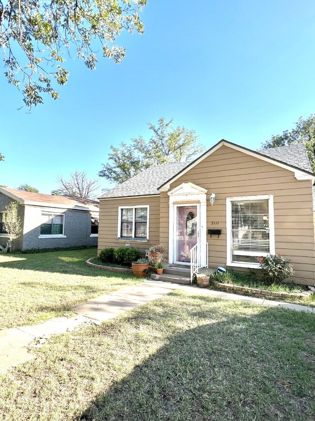 Foto del edificio - Charming 3-Bedroom Home with Sunroom Available for Summer 2026 Pre-Lease