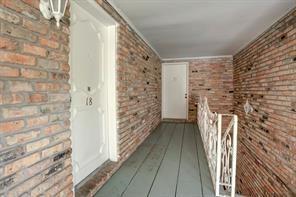 Building Photo - 2121 Fountain View Dr