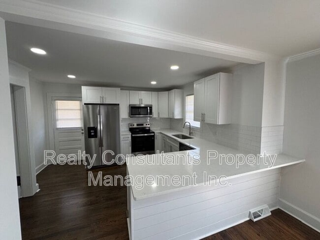 Building Photo - 205 E Park Ave