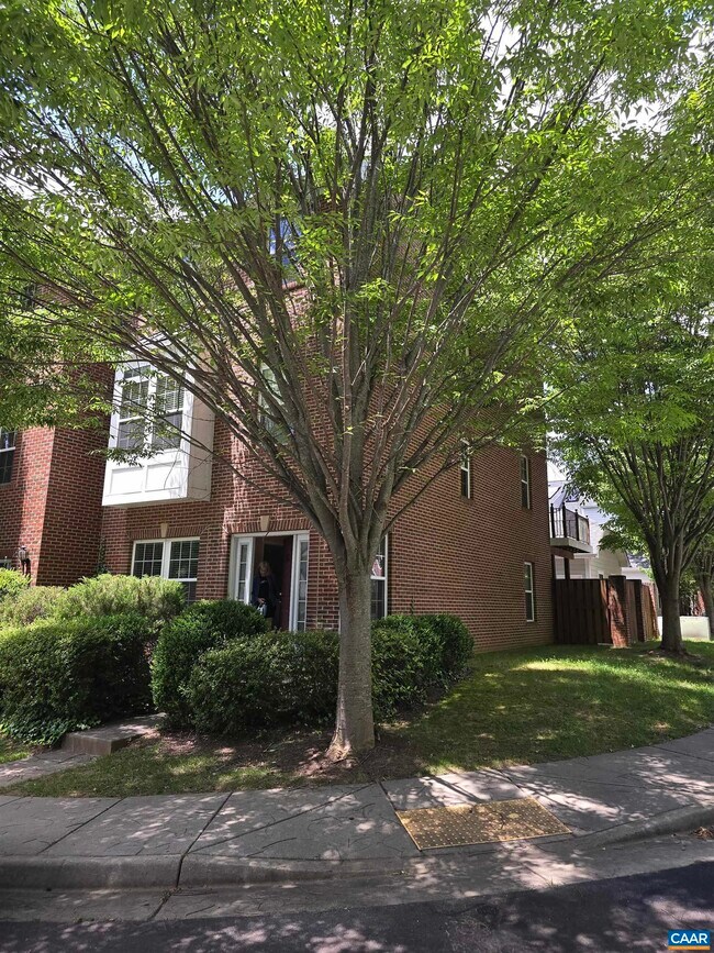 Foto del edificio - 735 Rainier Rd