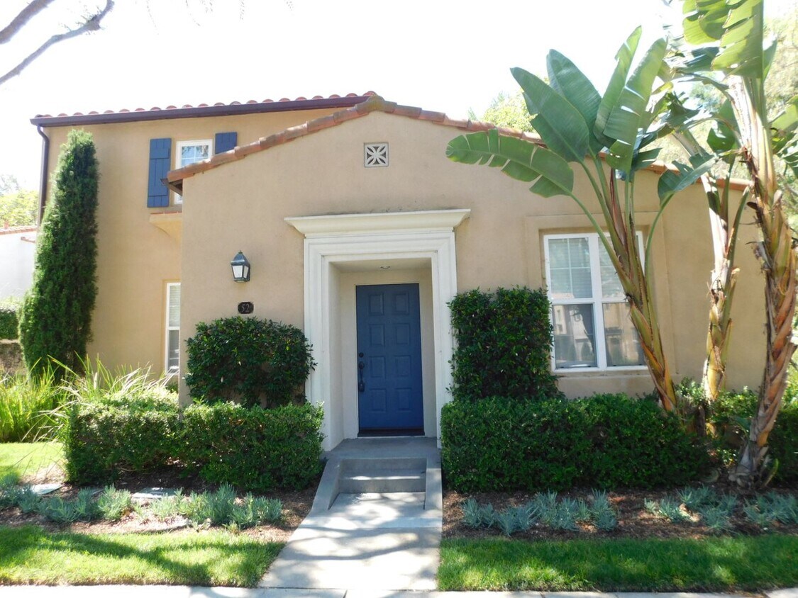 Foto principal - Beautiful detached home in Quail Hill. 2 M...