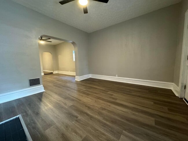 Foto del edificio - 99 Whitethorne Ave