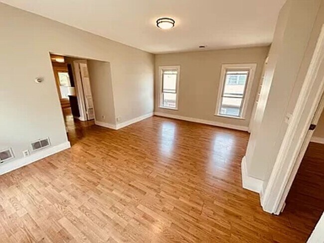 Foto del edificio - 1021 Broadway Ave NW