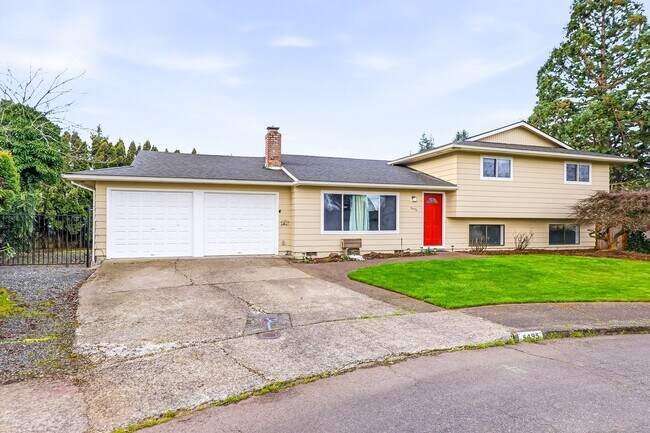 Foto del edificio - Spacious 4-Bedroom Chemawa Park Home with Fireplace, Bonus Room & Large Yard