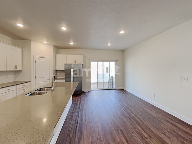 Foto del edificio - 2369 E Frontier St