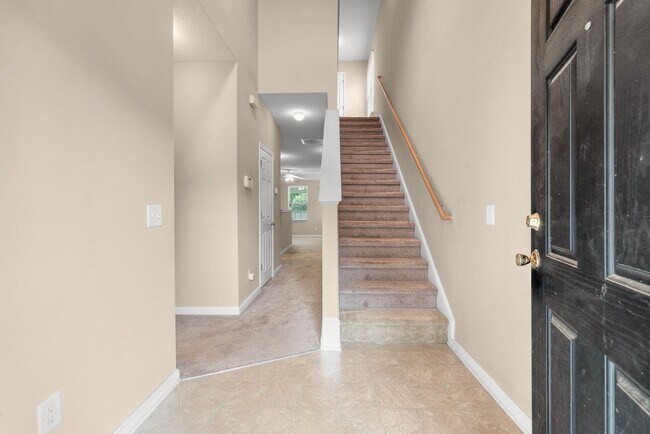 Building Photo - 3 BR, 2.5 BTH. Well Maintained Townhome in...