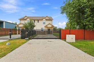 Building Photo - 913 Turner Dr