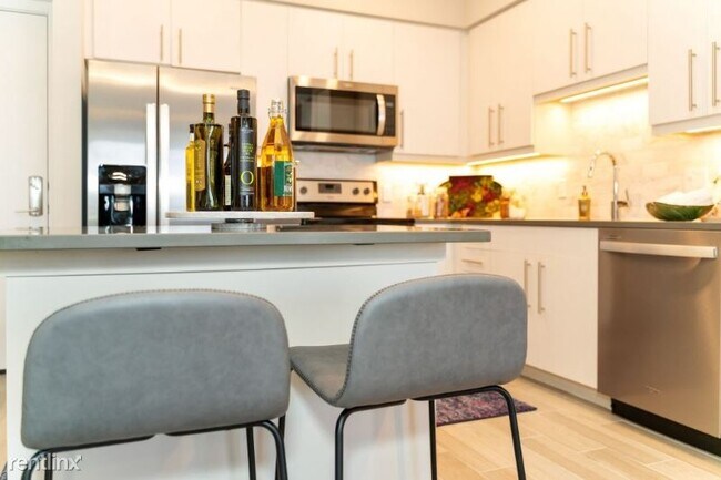 Building Photo - 2 br, 2 bath Apartment - 301 NE 3rd Ave