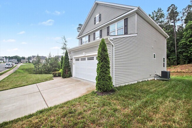 Building Photo - Stunning & Spacious 3-Level Single Family Home in Lees Parke – Move-In Ready!