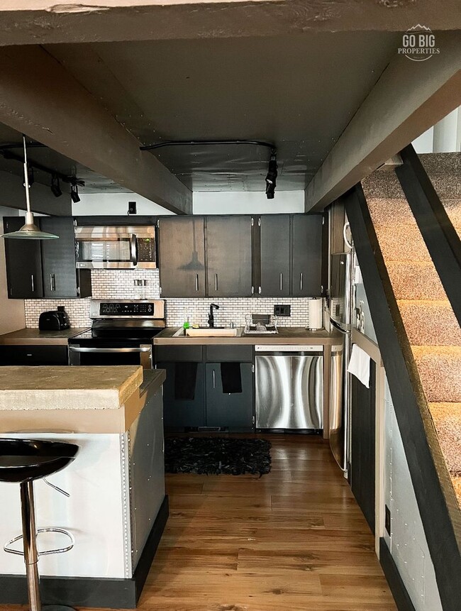 Building Photo - Centrally Located Silverbow Condo - DOGS A...