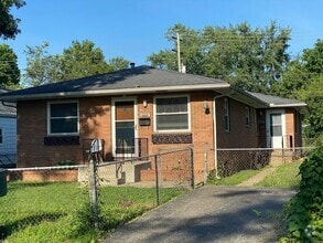 Building Photo - 2956 Pontiac St