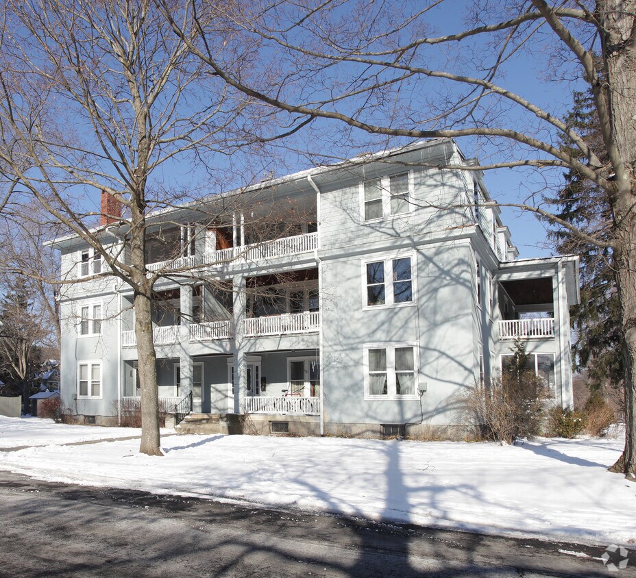 Building Photo - 588 Manville St