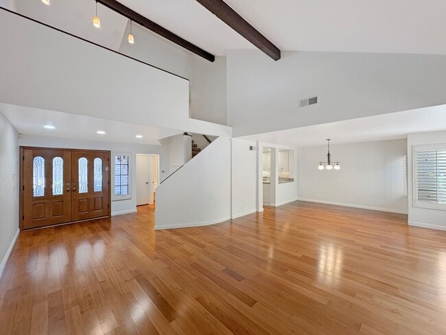 Building Photo - Great 2B/2.5BA Home with a Loft in Escondido!