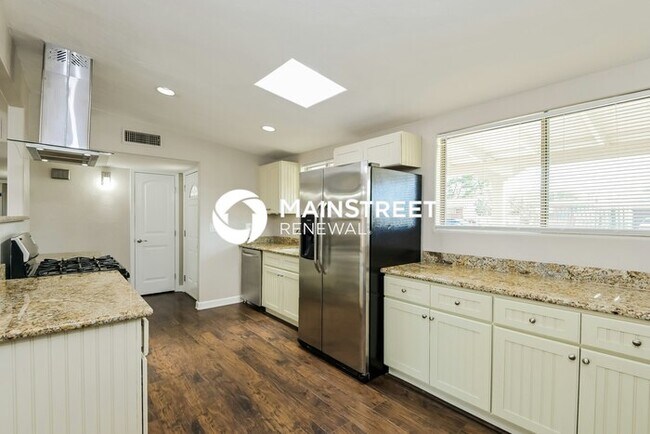 Building Photo - 3 Bedroom Pet-Friendly Home in Tucson, AZ with Main Street Renewal