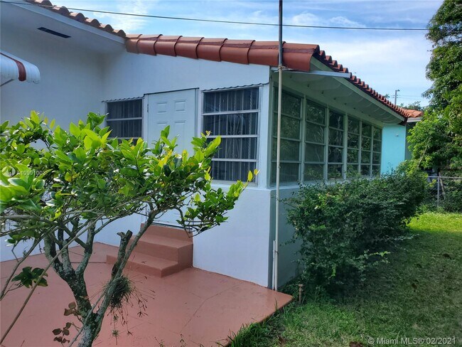 Foto del edificio - 221 NE 48th Terrace