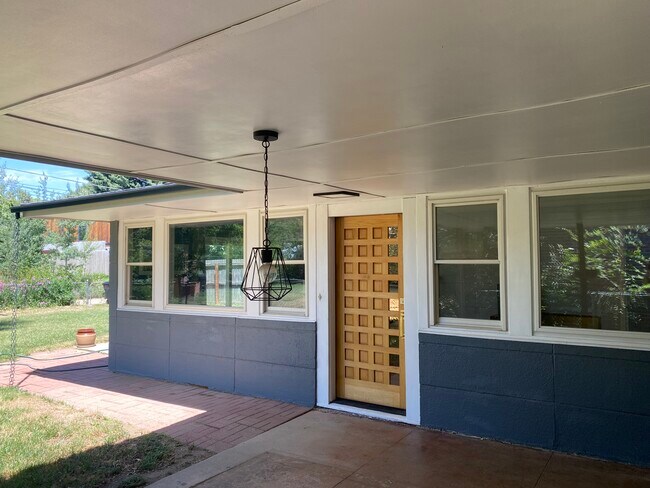 Foto del edificio - 3065 N Glencoe St