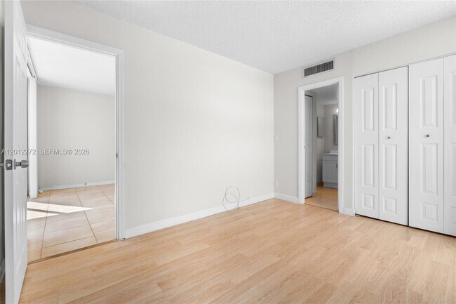 Foto del edificio - 3401 N Country Club Dr