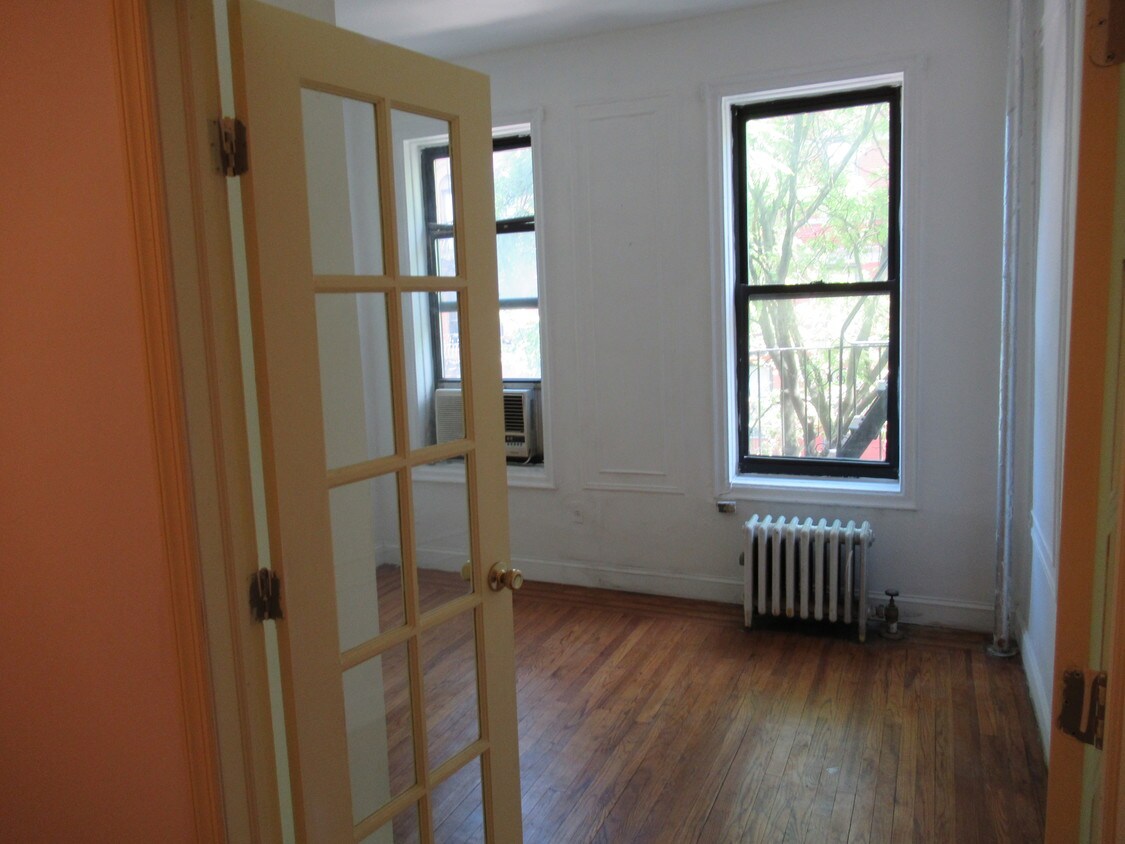 Foto principal - 518 E 83rd St