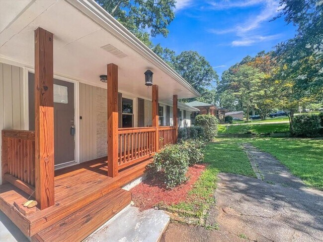 Foto del edificio - 2473 Harwood Dr