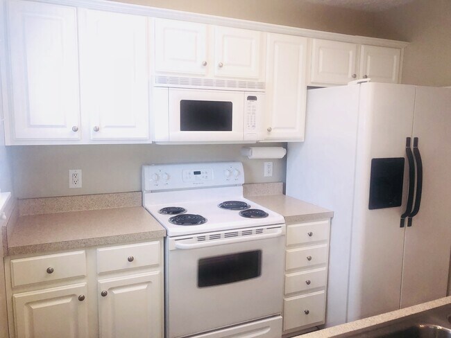 Building Photo - Charming 2 Bedroom, 2.5 bath Townhome
