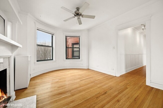 Building Photo - 832 W Lakeside Pl