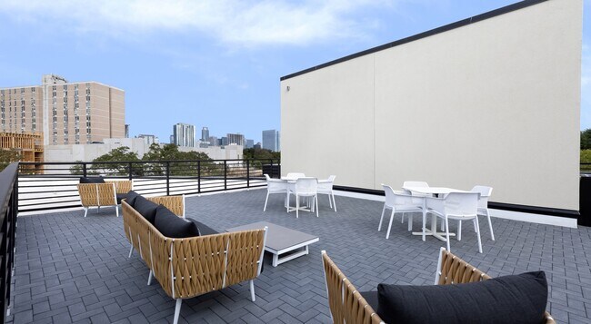 Foto del edificio - Charming 2 BR Apartment With Great Amenities