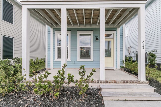 Building Photo - Charming Charleston Home in the Heart of M...