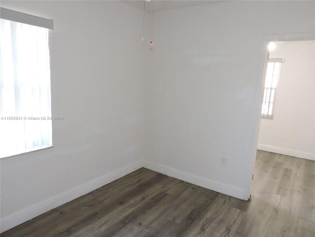 Building Photo - 525 E 24th St