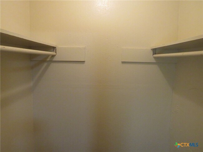 Foto del edificio - 504 McArthur Dr