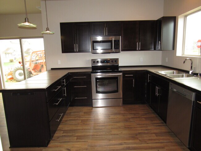 Easy to clean laminate floors - 1301 Kremer Drive