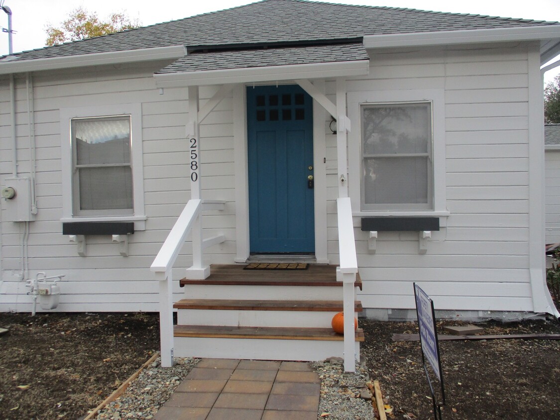 Primary Photo - Charming House Close to Downtown