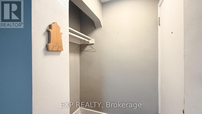 Building Photo - 725 Melbourne Ave