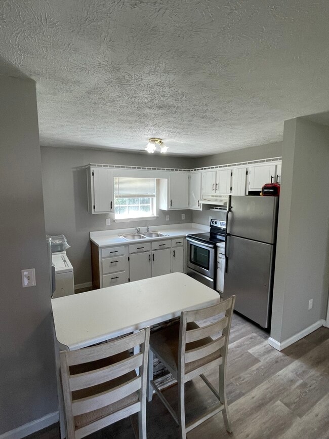 Foto del edificio - 355 Hurst Ln