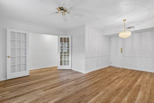 Building Photo - Spacious & Exciting Townhome style Condo