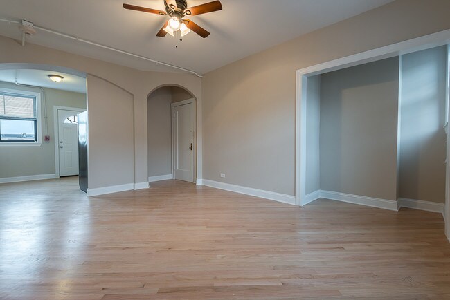 Foto del edificio - 894 Green Bay Rd