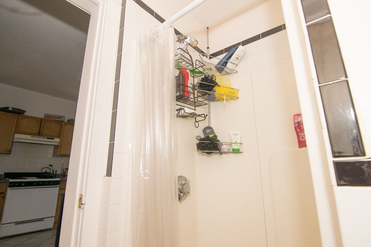 Foto del edificio - Large Unit in Lower Allston. Eat-in Kitchen, Big Bedrooms, Easy Street Parking