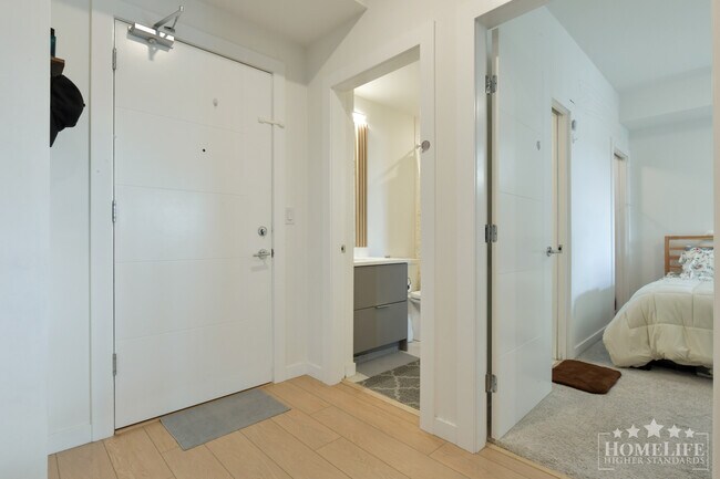 Photo du bâtiment - Beautiful Brand New 2 Bed 1 Bath Condo in Langley City Centre