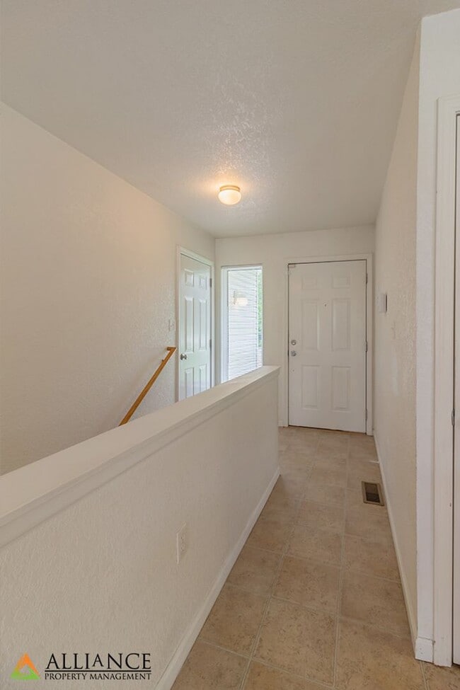 Building Photo - Balcony & Walkout Basement!