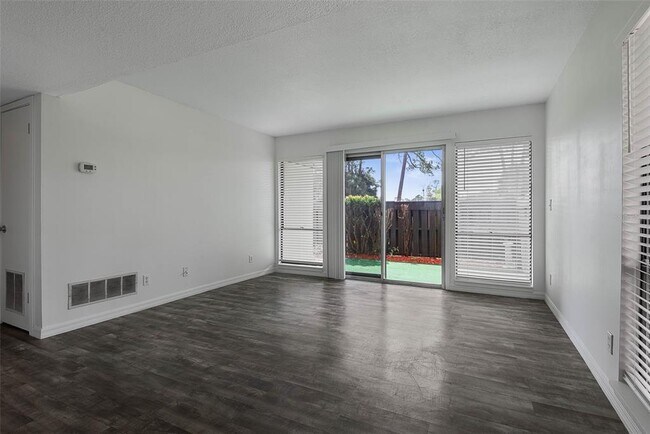 Building Photo - 60 Club House Dr