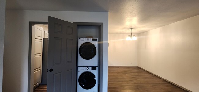Building Photo - 3945 Fairway Hills Dr