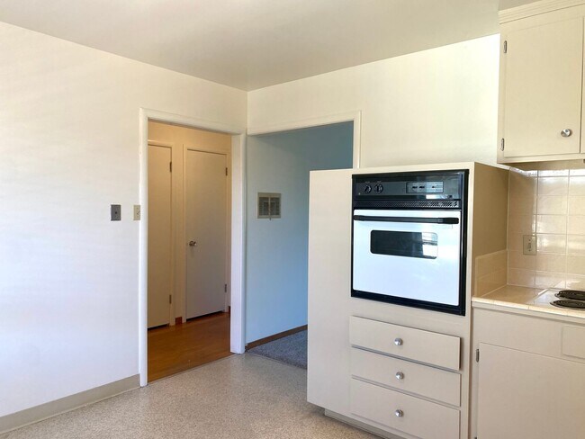 Foto del edificio - Immaculate 1BR/1BA! Downtown San Anselmo! Parking! Laundry! PROGRESSIVE