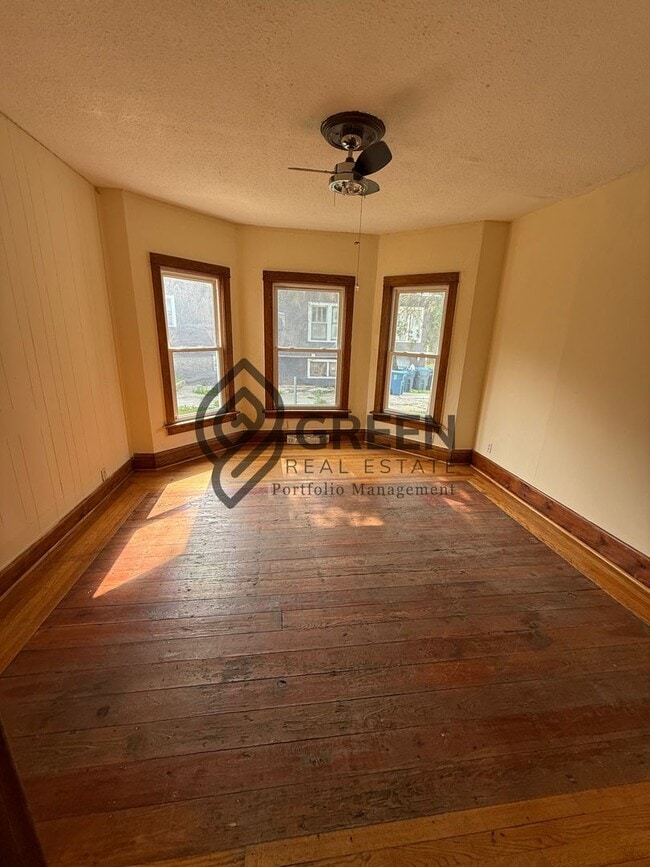 Building Photo - 655-655 E River St