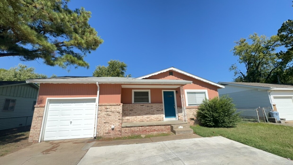 Primary Photo - Adorable Broken Arrow Home