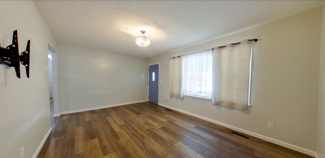 Building Photo - 3D Tour Available + Fully Remodeled West S...