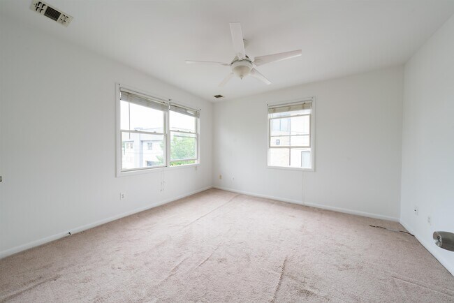 Building Photo - 1637 Maple St