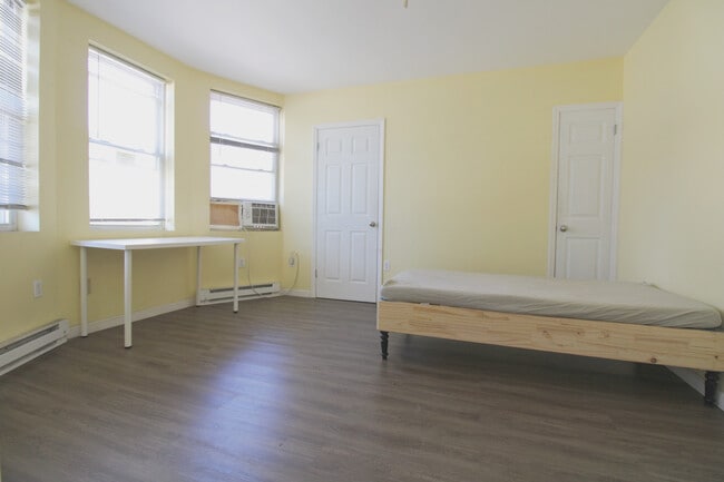 Building Photo - 546 Summit Ave